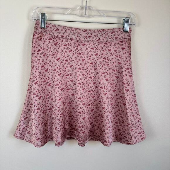 Hollister Dresses & Skirts - Y2K Hollister Pink Small floral satin Mini skirt lined Fairy